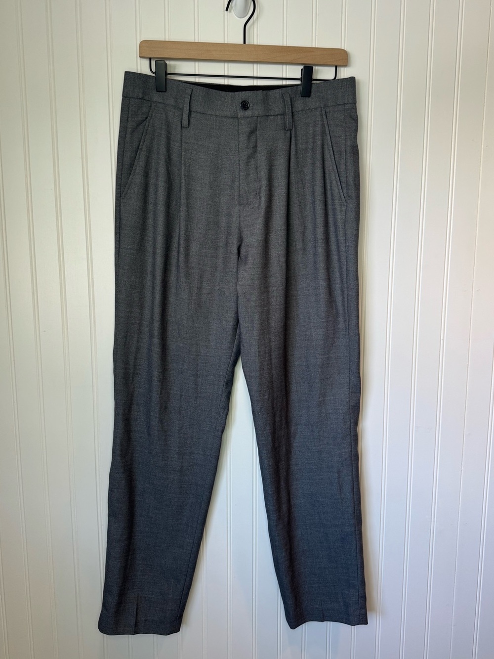 H&M Mens Charcoal Grey Pleated Dress Pants Slacks Regular Fit Coupe Standard 30